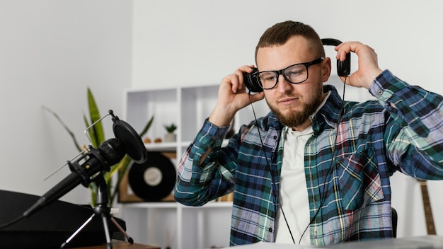 Wie viel verdient man mit einem Podcast? Einnahmequellen und Verdienstmöglichkeiten für Podcaster